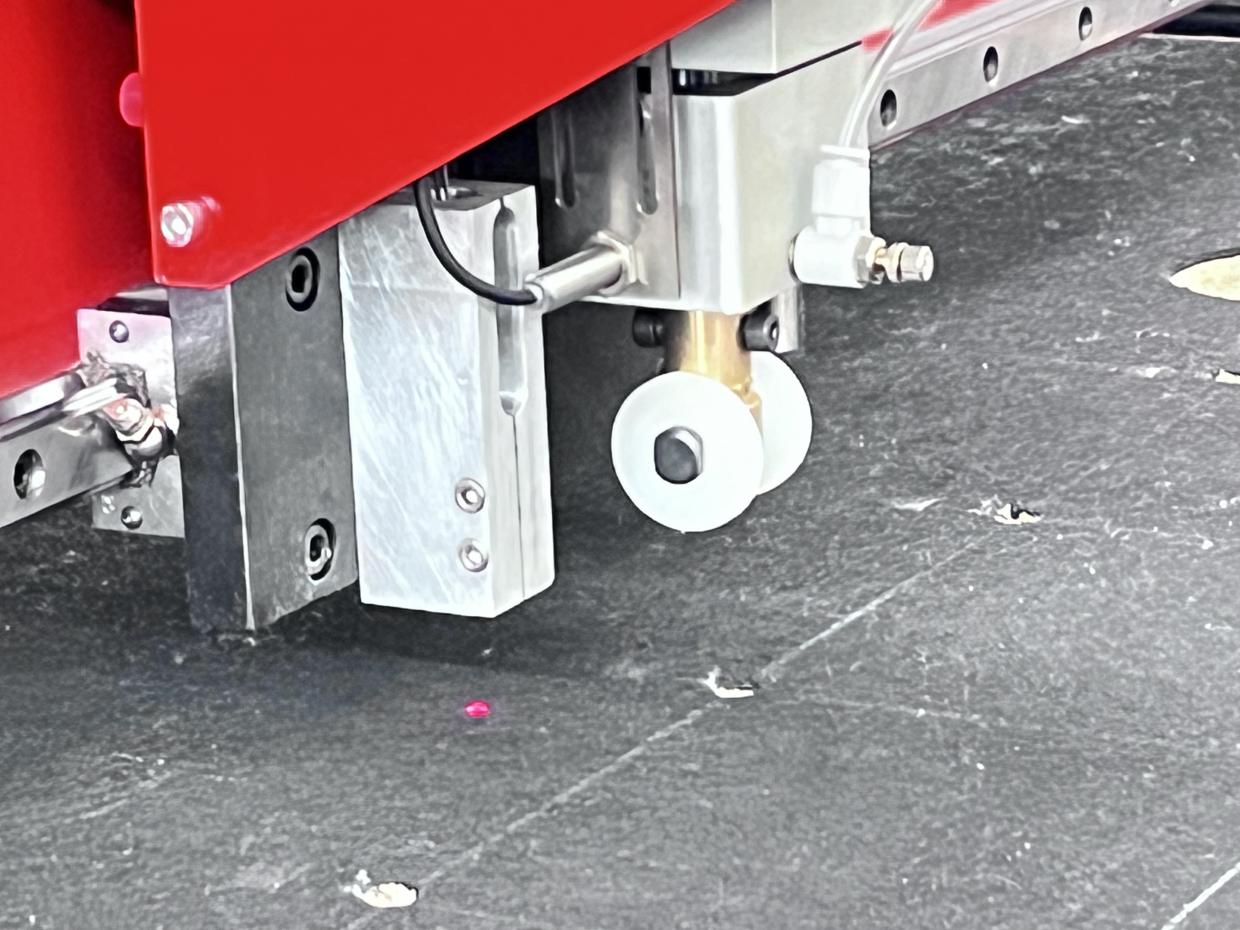 MCA 3700-B: Mesa de corte de vidrio CNC basculante (hidráulica) - Image 6