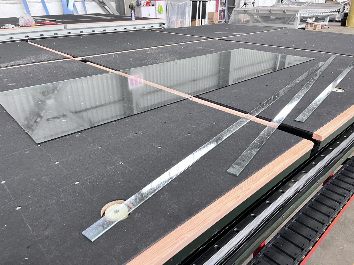 MCA 3700-B: Mesa de corte de vidrio CNC basculante (hidráulica) - Image 7